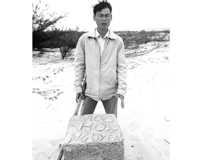 Quảng[-]Bình:[-]Khai[-]thác[-]cát,[-]xúc[-]luôn[-]mộ[-]phần[-]người[-]chết[-]